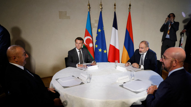 Respectivement de gauche à droite, Ilham Aliyev, Emmanuel Macron, Nikol Pashinyan et le président du Conseil européen Charles Michel, au château de Prague, en République tchèque, le 6 octobre 2022.