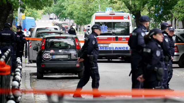 Des ambulances et des policiers sur le site de la fusillade dans une école de la capitale Belgrade, le 3 mai 2023.