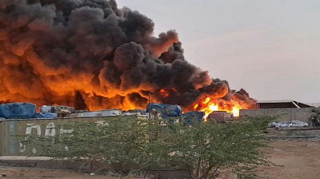 Incendie massif dans le port soudanais de la mer Rouge à Suakin, situé à environ 60 kilomètres au sud de Port-Soudan, le 25 mai 2022.