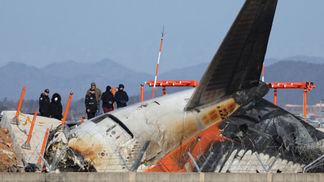 Des enquêteurs inspectent les lieux où un Boeing 737-800 de la compagnie Jeju Air s'est écrasé, à environ 288 kilomètres au sud-ouest de Séoul, le 31 décembre 2024.  