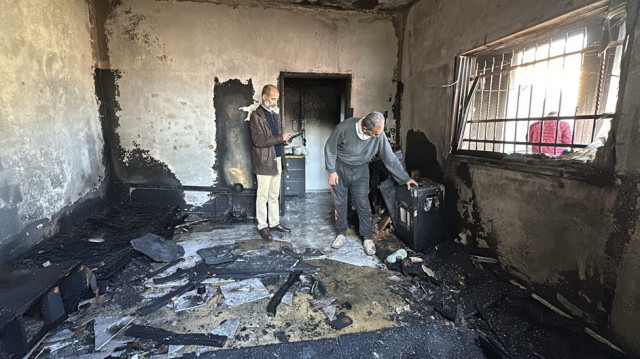 Des Palestiniens inspectent une maison endommagée après que des colons israéliens aient incendié celle-ci ainsi que deux véhicules à Naplouse en Palestine occupée, le 04 décembre 2024.