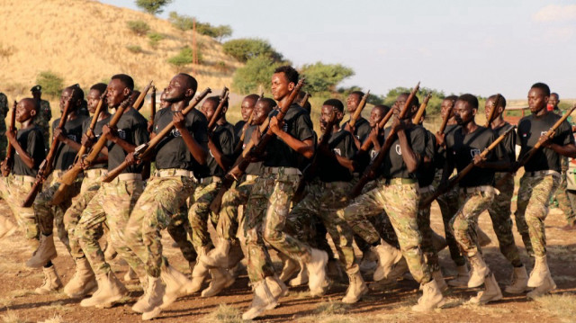 Les nouveaux membres des forces armées soudanaises montrent leurs compétences lors d'une cérémonie de remise des diplômes dans la ville orientale de Gedaref, le 5 novembre 2024.