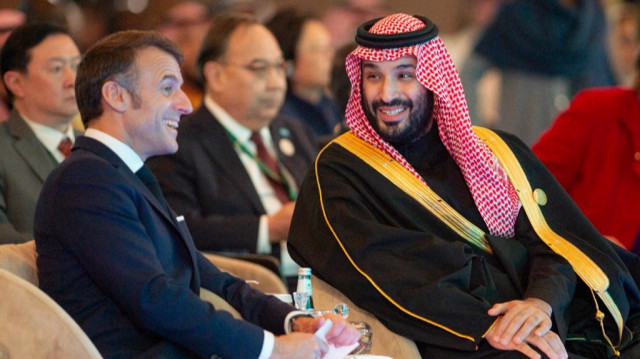 Le président français Emmanuel Macron et le prince héritier d'Arabie saoudite Mohammed Ben Salmane au One Water Summit dans la capitale Riyad, le 3 décembre 2024.