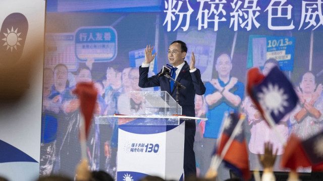 Eric Chu, président du Kuomintang (KMT) au pouvoir, fait un geste lors du congrès du parti KMT à Taoyuan le 24 novembre 2024.