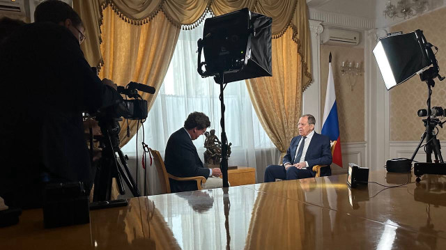 L'animateur américain Tucker Carlson et le chef de la diplomatie russe Sergueï Lavrov.