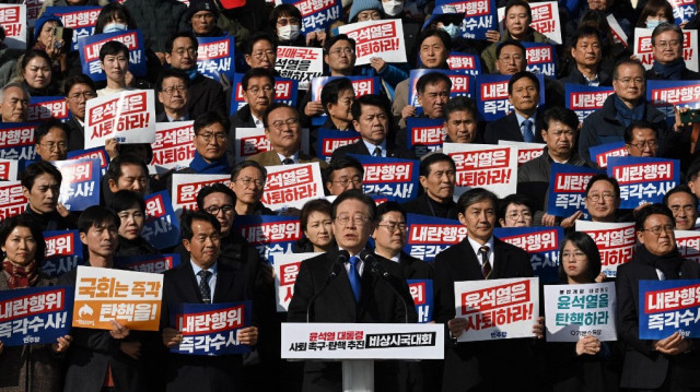 Lee Jae-myung (C), leader du Parti démocrate, principal parti d'opposition, prend la parole lors d'un rassemblement contre le président Yoon Suk Yeol à l'Assemblée nationale de Séoul, le 4 décembre 2024, après la levée de la loi martiale en Corée du Sud. 