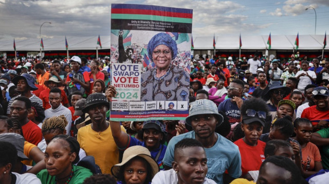 Des partisans de Netumbo Nandi-Ndaitwah, candidat à la présidence de l'Organisation populaire du Sud-Ouest africain (SWAPO), tiennent son portrait lors d'un rassemblement de campagne à Windhoek, le 24 novembre 2024, avant les élections générales prévues le 27 novembre pour élire un nouveau président et les membres de l'Assemblée nationale.