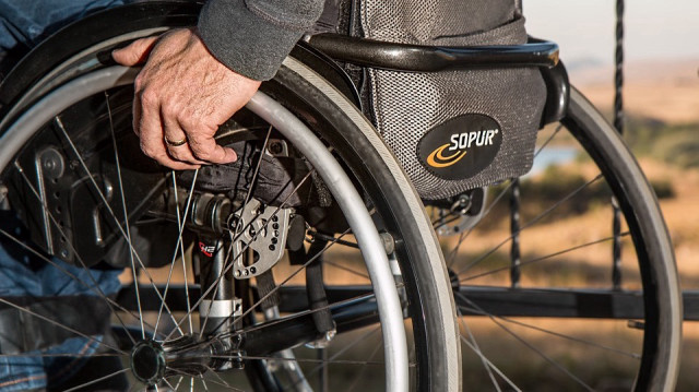 L'étude, publiée par Nature Medecine, s'est illustrée par des avancées récentes utilisant des implants dans le cerveau ou dans la moelle épinière pour permettre à des paralytiques de marcher à nouveau. 
