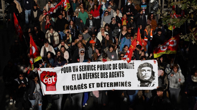 Des manifestants défilent à Marseille lors d'une journée nationale d'action et de grève des travailleurs du secteur public français pour protester contre les mesures de réduction des coûts proposées par leur ministère au début de l'automne, le 5 décembre 2024.