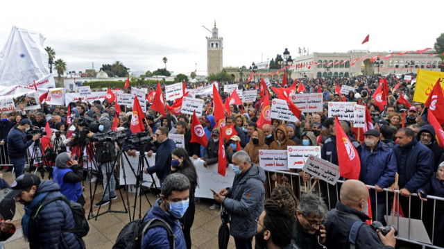 Des manifestants participent à un rassemblement devant le siège de l'Union générale tunisienne du travail (UGTT) lors de la commémoration du 69e anniversaire de l'assassinat de son fondateur Farhat Hached pendant la période du protectorat français, dans la capitale Tunis, le 4 décembre 2021.