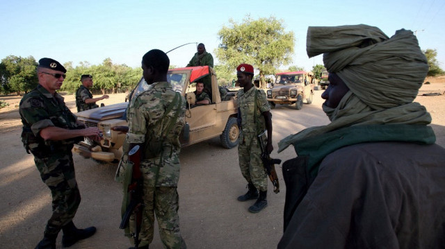 Des officiers français discutent avec des gendarmes tchadiens près d'Abéché (Tchad oriental), le 15 novembre 2007, alors qu'ils participent à la sécurisation de la partie ouest de la frontière du Darfour au Tchad. 