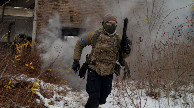 Un civil en uniforme participe à un entraînement militaire organisé par des soldats ukrainiens de la troisième brigade d'assaut séparée à Kiev, le 23 novembre 2024.