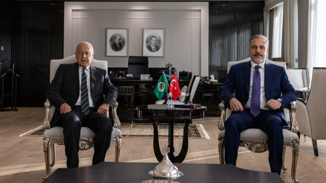 Le ministre turc des Affaires étrangères, Hakan Fidan (D), et le secrétaire général de la Ligue arabe, Ahmed Aboul Gheit (G).