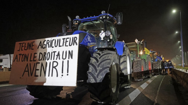 Des tracteurs d'agriculteurs belges et français bloquent la frontière à Hensies/Crespin entre la France et la Belgique lors d'une manifestation organisée par le syndicat d'agriculteurs français "Coordination Rurale", à Crespin, dans le nord de la France, le 4 décembre 2024.