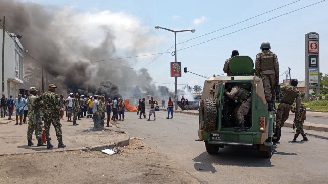 Des policiers mozambicains arrivent dans un véhicule blindé lors d'une manifestation à Maputo, le 6 décembre 2024.