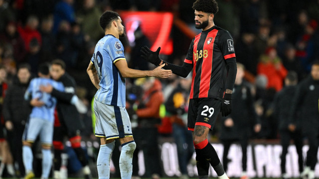 L'attaquant anglais de Tottenham Hotspur #19 Dominic Solanke et le milieu de terrain danois de Bournemouth #29 Philip Billing se serrent la main après le match de football de la Premier League anglaise entre Bournemouth et Tottenham Hotspur au Vitality Stadium à Bournemouth, dans le sud de l'Angleterre, le 5 décembre 2024.