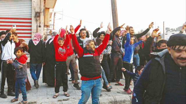 Hama’nın kurtarıldığını duyan yüzlerce insan ise Afrin, Azez ve İdlib’den yola çıkarak evlerine dönmeye başladı.