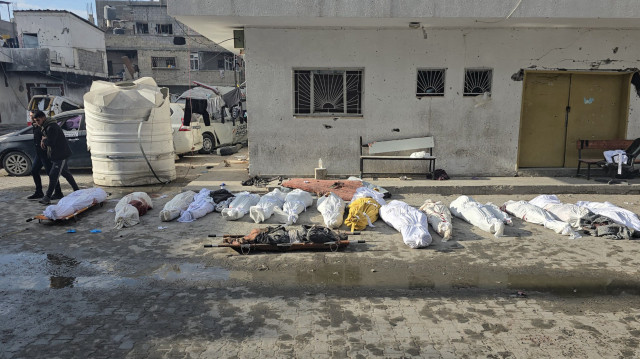 Les corps des victimes gisent dans la cour de l'hôpital Kamal Adwan à Beit Lahia dans le nord de la bande de Gaza, suite aux frappes israéliennes autour du complexe médical le 6 décembre 2024, alors que la guerre entre Israël et le groupe militant palestinien Hamas se poursuit.