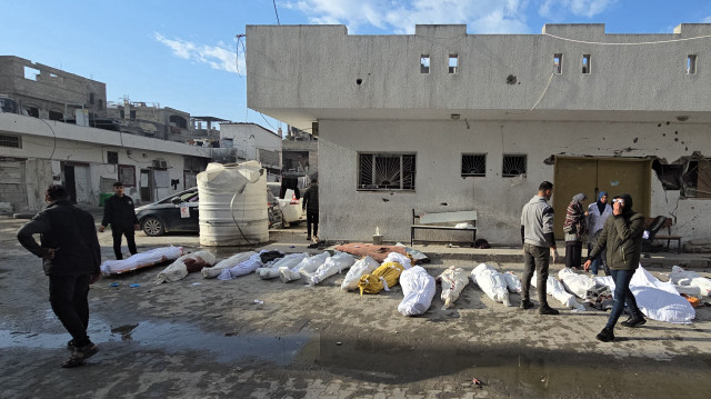 Les corps des victimes gisent dans la cour de l'hôpital Kamal Adwan à Beit Lahia dans le nord de la bande de Gaza, suite aux frappes israéliennes autour du complexe médical le 6 décembre 2024, alors que la guerre entre Israël et le groupe militant palestinien Hamas se poursuit.