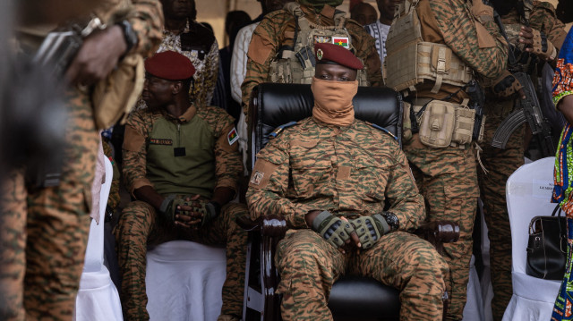 Le capitaine Ibrahim Traore, nouveau président du Burkina Faso, assiste à la cérémonie du 35e anniversaire de l'assassinat de Thomas Sankara, à Ouagadougou, le 15 octobre 2022. Le capitaine Ibrahim Traoré, qui a pris le pouvoir il y a quinze jours par un coup d'Etat au Burkina Faso, a assisté le 15 octobre 2022 à une cérémonie marquant le 35e anniversaire de l'assassinat du président révolutionnaire Thomas Sankara.