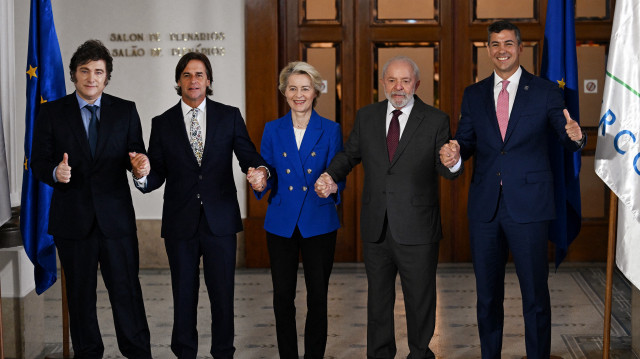 Le président argentin Javier Milei, le président uruguayen Luis Lacalle Pou, la présidente de la Commission européenne Ursula von der Leyen, le président brésilien Luiz Inacio Lula da Silva et le président paraguayen Santiago Pena posent pour la photo de famille du LXVe sommet du Mercosur à Montevideo, le 6 décembre 2024. Le Mercosur et l'Union européenne ont conclu "les négociations en vue d'un accord de libre-échange", a annoncé la présidente de la Commission européenne, Ursula von der Leyen, à Montevideo le 6 décembre.