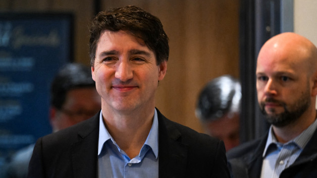 Le Premier ministre canadien Justin Trudeau (G) quitte l'hôtel pour l'aéroport, à West Palm Beach, en Floride, le 30 novembre 2024. Le Premier ministre canadien Justin Trudeau est arrivé en Floride le 29 novembre pour un dîner avec Donald Trump dans la propriété Mar-a-Lago du président élu, alors que le nouveau dirigeant américain a promis des droits de douane sur les importations canadiennes.