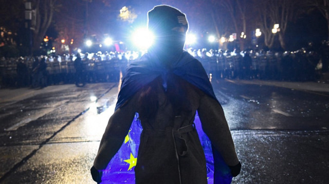 Des manifestants anti-gouvernementaux font face à la police lors d'une neuvième journée consécutive de manifestations de masse contre le report par le gouvernement des négociations d'adhésion à l'Union européenne jusqu'en 2028, dans le centre de Tbilissi, le 7 décembre 2024.