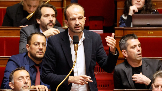 Le député français du groupe La France Insoumise - Nouveau Front Populaire (LFI - NFP) Manuel Bompard (C) prononce un discours lors d'une séance de débat sur la première partie du projet de loi de finances 2025 à l'Assemblée nationale, à Paris, le 22 octobre 2024.