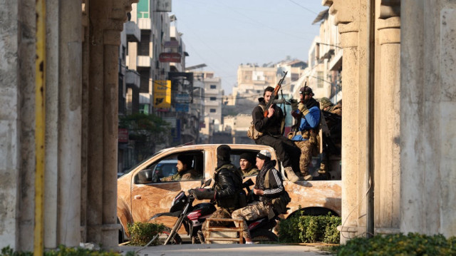 Des combattants anti-gouvernementaux patrouillent dans les rues de Hama après s'être emparés de la ville centrale syrienne, le 6 décembre 2024.