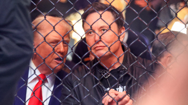 Le président élu des États-Unis Donald Trump (G) et le PDG de Tesla et SpaceX Elon Musk regardent un combat lors de l'UFC 309 au Madison Square Garden à New York, le 16 novembre 2024. Le milliardaire de la technologie Elon Musk a dépensé au moins 270 millions de dollars pour aider Donald Trump à remporter la présidence des États-Unis, selon de nouveaux documents fédéraux déposés le 6 décembre. 2024, ce qui fait de lui le plus grand donateur politique du pays. Le PDG de SpaceX et de Tesla, Musk, la personne la plus riche du monde, a été un fervent partisan de la campagne de Trump à la Maison-Blanche - en injectant de l'argent dans des opérations de porte-à-porte et en prenant la parole lors de ses rassemblements.