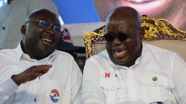 Le vice-président du Ghana et candidat à la présidence du New Patriotic Party (NPP), Mahamudu Bawumia (à gauche) et le président du Ghana, Nana Akufo-Addo (à droite), réagissent lors du dernier rassemblement du NPP à Accra, le 5 décembre 2024, avant l'élection présidentielle ghanéenne prévue pour le 7 décembre 2024.