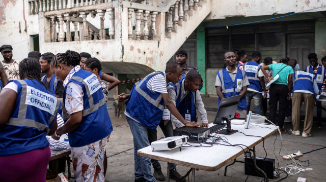 Des fonctionnaires de la Commission électorale du Ghana comptent les bulletins de vote dans un bureau de vote à Accra le 7 décembre 2024 lors des élections présidentielles et parlementaires au Ghana. Le Ghana a dépouillé les bulletins de vote samedi après une élection serrée. Le vice-président du parti au pouvoir, Mahamudu Bawumia, a tenté de se défaire de la colère suscitée par les difficultés économiques et de repousser le défi lancé par le candidat du parti d'opposition, l'ex-président John Mahama. Les difficultés économiques du Ghana ont dominé l'élection, après que le producteur d'or et de cacao d'Afrique de l'Ouest ait connu un défaut de paiement de sa dette, une forte inflation et des négociations en vue d'un renflouement de 3 milliards de dollars par le FMI.