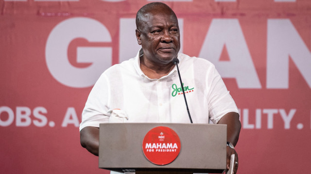 L'ancien président du Ghana et candidat à la présidence du parti National Democratic Congress (NDC), John Mahama, s'exprime sur la scène lors du dernier rassemblement du NDC à Accra le 5 décembre 2024, avant l'élection présidentielle ghanéenne organisée le 7 décembre 2024.