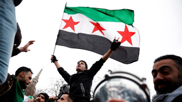 Des partisans et des membres de la communauté syrienne brandissent le drapeau de l'opposition syrienne, dans le centre de Londres, le 8 décembre 2024, pour célébrer la chute du régime al-Assad.