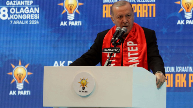 Le président de l'AK Parti, Recep Tayyip Erdoğan, a assisté au 8e congrès provincial ordinaire de l'AK Parti à Gaziantep. S'adressant aux membres du parti lors du congrès organisé à la salle de sport de Şahinbey, le Président Erdoğan a déclaré que le AK Parti était fondé sur le sacrifice et a ajouté : "Nos frères et sœurs dans cette salle sont des hommes de cause qui se sont rassemblés pour les intérêts du pays, de la nation et de l'humanité, et non pour leurs intérêts personnels. Le AK Parti est fondé sur la fraternité, l'affection et la solidarité. Je voudrais exprimer ma gratitude à tous nos frères et sœurs qui ont fièrement brandi le drapeau de l'amour et du service de notre parti dans nos villes, qui ont porté la cause du AK Partm au service de la nation depuis le jour de sa fondation, tant à Gaziantep que dans d'autres provinces ".