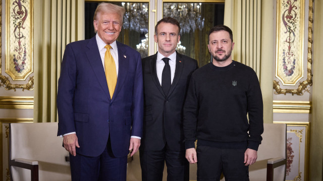 Cette photo prise et diffusée par le service de presse de la présidence ukrainienne le 7 décembre 2024 montre le président français Emmanuel Macron (C), le président élu des États-Unis Donald Trump (G) et le président ukrainien Volodymyr Zelensky posant avant une réunion au palais présidentiel de l'Élysée à Paris, le 7 décembre 2024. Trump effectue son premier voyage international depuis sa victoire électorale, se préparant à une journée de diplomatie intense avant d'assister à la cérémonie de réouverture de la cathédrale Notre-Dame restaurée après l'incendie de 2019.