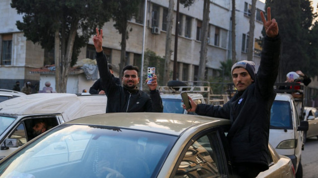 Des Syriens célèbrent dans la ville centrale de Homs le 8 décembre 2024, après que les forces rebelles soient entrées dans la troisième ville de Syrie pendant la nuit.