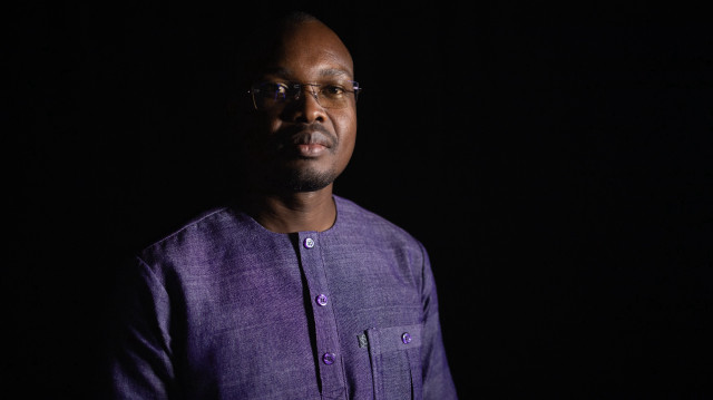 Le nouveau premier ministre du Burkina Faso, Jean Emmanuel Ouedraogo, pose lors d'une séance de portraits à Ouagadougou, le 2 mars 2023 au Festival panafricain du cinéma et de la télévision de Ouagadougou (FESPACO).