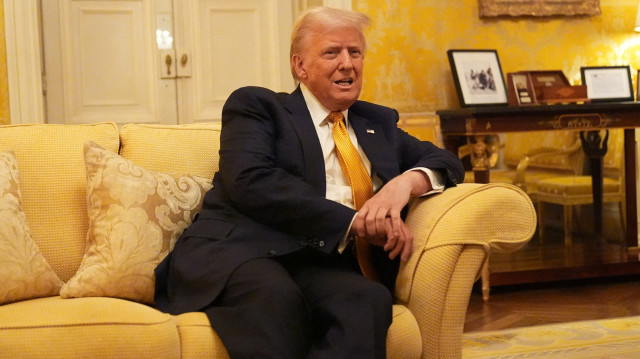 Le président élu des États-Unis, Donald Trump, est assis dans le Salon Jaune de la résidence des ambassadeurs du Royaume-Uni lors d'une réunion avec le prince William, prince de Galles, à Paris, le 7 décembre 2024. Le président élu des États-Unis effectue son premier voyage international depuis sa victoire électorale, se préparant à une journée de diplomatie intense tout en assistant à la cérémonie de réouverture de la cathédrale Notre-Dame restaurée après l'incendie de 2019.