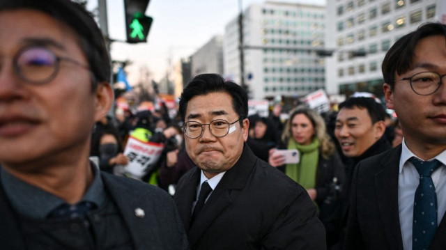 Park Chan-dae (C), chef de file du Parti démocratique de Corée, se rassemble avec d'autres personnes pour participer à une manifestation appelant à la destitution du président sud-coréen Yoon Suk Yeol devant l'Assemblée nationale, à Séoul, le 6 décembre 2024.