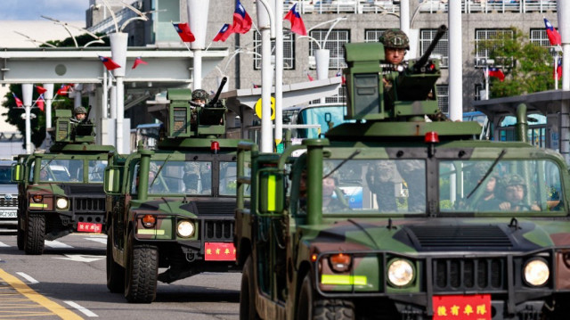 Des véhicules militaires armés patrouillent à l'extérieur de l'aéroport Songshan à Taipei. 