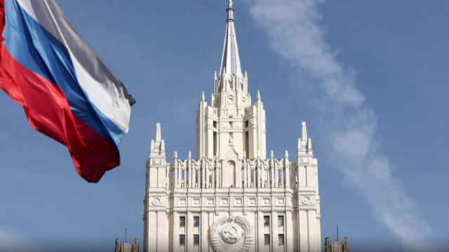 Le drapeau du régime Baas a été retiré de l'ambassade syrienne à Moscou, symbolisant la chute historique d’un régime au pouvoir depuis 61 ans.