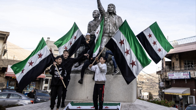 Dans la localité de Majdal Shams, située sur le plateau du Golan occupé par l'armée israélienne, des habitants ont célébré la chute du régime baasiste en Syrie, en brandissant le "drapeau de la révolution syrienne", le 9 décembre 2024.