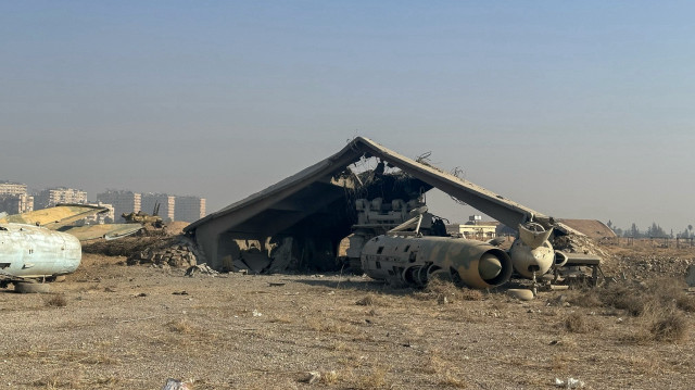 Véhicules militaires endommagés sur la base aérienne de Mezzeh, au Sud de Damas, le 9 décembre 2024.