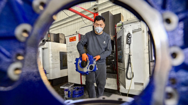 Un employé travaille dans une entreprise de fabrication de pièces automobiles à Qingzhou, dans la province chinoise de Shandong (est), le 9 décembre 2024.