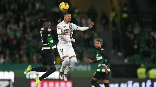 Le défenseur portugais du Sporting Lisbonne #57 Geovany Quenda et le milieu de terrain portugais d'Estrela da Amadora #17 Nani se disputent un coup de tête lors du match de football de la Ligue portugaise entre le Sporting CP et le CF Estrela da Amadora au stade Jose Alvalade à Lisbonne, le 1er novembre 2024.