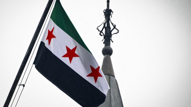 Le "drapeau de la révolution syrienne" hissé à l'ambassade de Syrie, à Moscou, le 9 décembre 2024.