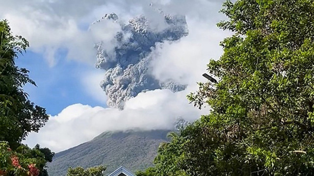 L'éruption du volcan Kanlaon depuis le village de Biak na Bato, dans la ville de La Castellana, dans la province de Negros Occidental, au centre des Philippines, le 9 décembre 2024.