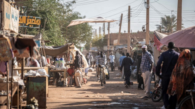 Des personnes se frayent un chemin dans un marché de Khartoum Nord, le 3 novembre 2024.