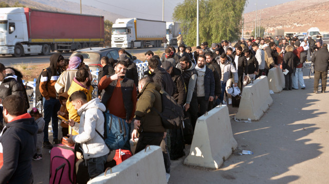 Réfugiés syriens rentrant en Syrie, au poste frontière de Cilvegözü, le 9 décembre 2024.